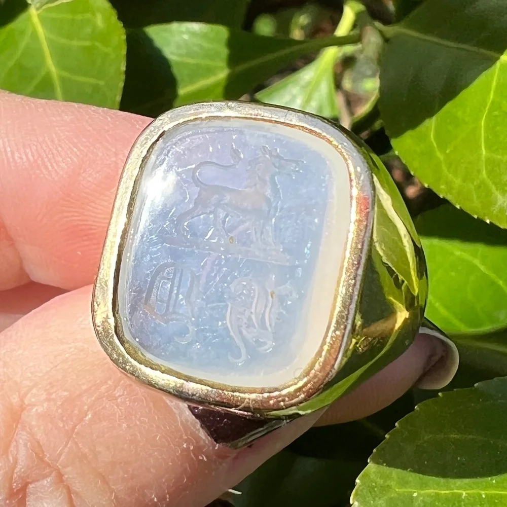 VINTAGE 9K GOLD WHITE CHALCEDONY LION INTAGLIO SIGNET RING BRITISH HALLMARKS